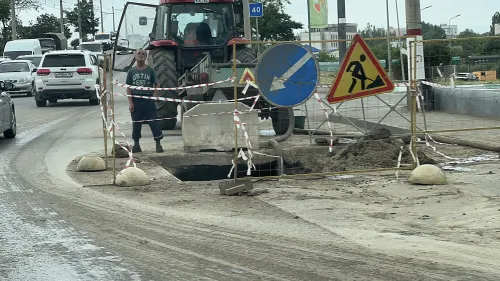 Новости » Коммуналка: Дорога затоплена водой: на Горького разрыли огромную яму