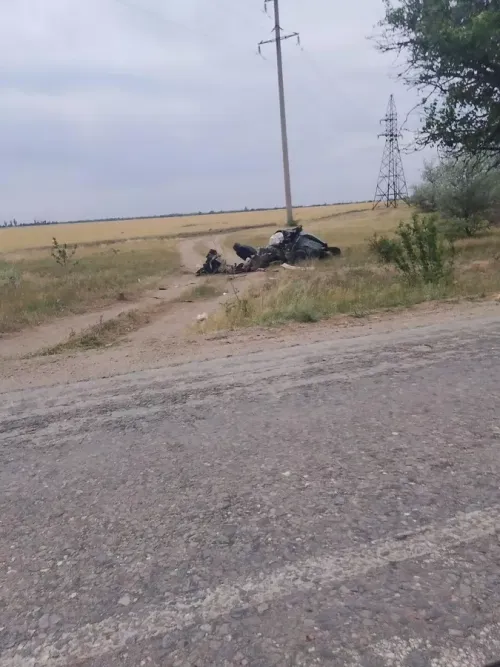 Новости » Криминал и ЧП: В Крыму легковушку разорвало после удара об дерево