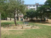 В "забытом" дворе МКД Керчи по Войкова, 31 скосили траву