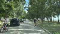 Новости » Общество: Пешеходы игнорируют новый тротуар на ул.Черноморской в Керчи