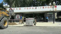 Новости » Общество: Около остановочного павильона «Площадь Ленина» готовятся укладывать плитку