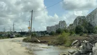 Новости » Коммуналка: Больше месяца на Индустриальном шоссе в Керчи не могут устранить течь