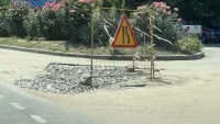 В очередной раз коммунальщики Керчи оставили яму на дороге