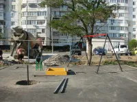 Новости » Общество: На Генерала Петрова,12 в Керчи устанавливают новую детскую площадку