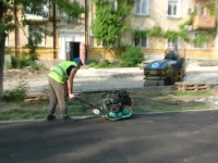 Во дворах МКД по улице Войкова в Керчи начали укладку асфальта на зонированных площадках