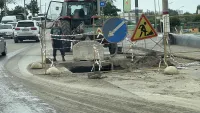 Новости » Коммуналка: Дорога затоплена водой: на Горького разрыли огромную яму