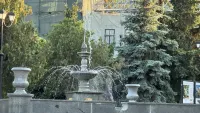 Новости » Общество: Фонтан в сквере Мира в Керчи заработал