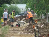 Новости » Общество: На аллее к школе № 26 в Керчи выполняют укладку нового электрокабеля