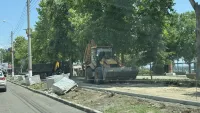 Новости » Общество: В Керчи активно укладывают плитку на тротуарах