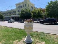 У морвокзала Керчи привели в порядок вазоны для цветов