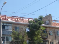 Новости » Общество: В Керчи продолжается капитальный ремонт кровли МКД