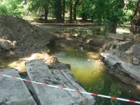 На улице Суворова в Керчи яма с водой разрыта несколько дней