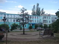 У генеалогического дерева в Керчи обновили скамейки