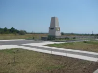 У братской могилы расстрелянным керчанам в 1942-1943 годах облагородили территорию