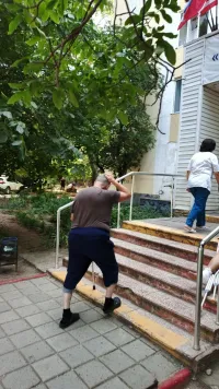 У второй больницы в Керчи сухая ветка упала на голову пожилому человеку