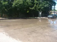 Сегодня с утра по улице Андрея Первозванного в Керчи опять бежала вода