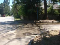 На улице Первых Космонавтов в Керчи из под люка бьет вода