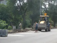 Новости » Общество: На Казакова в Керчи вдоль дороги устанавливают новые бордюры