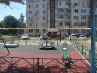 Во дворе МКД по Генерала Петрова 10 и 12 установили детскую и спортивную площадки