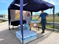 Новости » Общество: У Крымского моста со стороны Керчи водителям авто и пассажирам раздают воду
