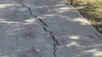 Новые тротуары на Камыш-Бурунском шоссе все в трещинах