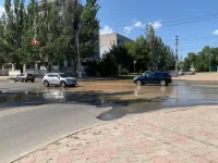 Новости » Общество: На перекрестке Фурманова и Горького в Керчи опять порыв