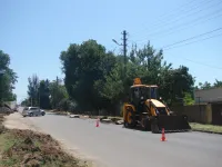 На Кирова в Керчи снимают старые бордюры в районе Сморжевского