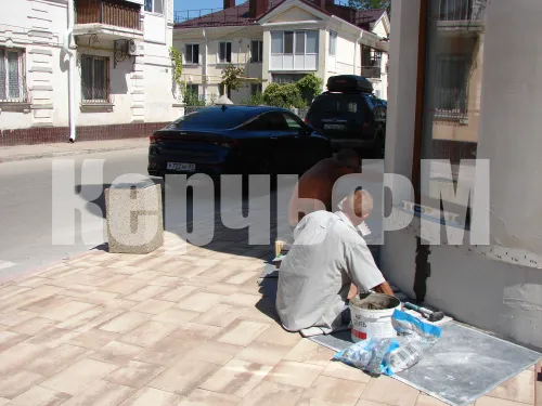 Новости » Общество: У нового дома по Милицейскому переулку в Керчи уложили новую тротуарную плитку