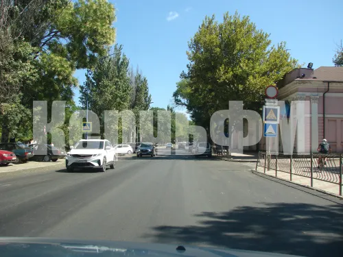 Новости » Общество: Минувшей ночью в Керчи по Кирова уложили второй слой асфальта до рыбоконсервного завода