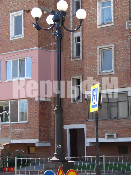 Новости » Общество: На Карла Маркса в Керчи начали обновлять краску на опорах уличного освещения