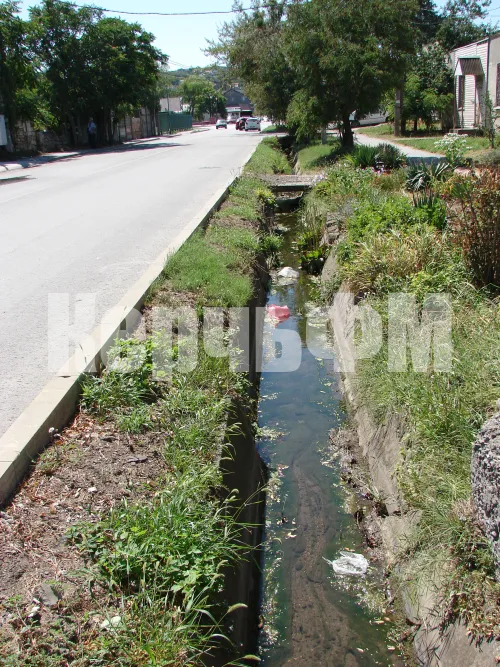 Новости » Общество: Ливневка вдоль Шлагбаумской в Керчи требует прочистки