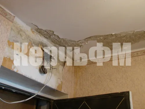 Новости » Общество: У керчанки из-за протекающей кровли рушится потолок