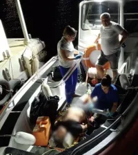 Новости » Криминал и ЧП: В Крыму подводного охотника спасли с помощью фанеры и матраса
