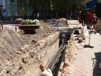 Новости » Коммуналка: На центральной улице Керчи продолжают менять трубы отопления