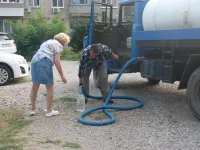 Новости » Общество: В МКД по улице Всесоюзной в Керчи воду так и не дали