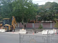 Новости » Общество: У остановки "Военкомат" в Керчи просел новый асфальт