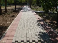 На аллее к школе № 26 в Керчи начали укладывать тротуарную плитку