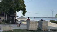 На тротуаре вдоль набережной Керчи начали укладывать плитку