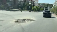 Водоканал оставил яму на центральной дороге в Керчи: водители обеспокоены