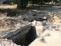 Очередную яму водоканал Керчи оставил на выходные без ограждения на дороге- дублере