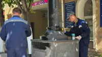 Новости » Общество: На Карла Маркса завершают покраску фонарей