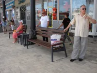 Новости » Общество: На платформе автовокзала Керчи завершили установку новых скамеек и урн