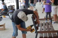 Новости » Общество: На автовокзале Керчи устанавливают новые скамейки