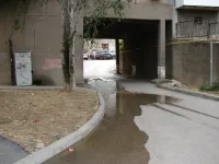 У дома по Марата,7 в Керчи бьет фонтан воды
