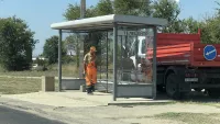 Новости » Общество: На «Телецентре» в Керчи обновляют автобусные павильоны