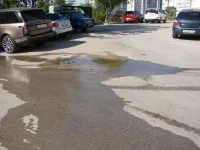 У дома по Блюхера, 15 в Керчи растекаются канализационные стоки