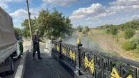 Новости » Общество: В Керчи приводят в порядок Партизанский мост