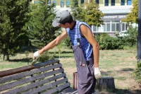 Новости » Коммуналка: На морвокзале в Керчи приводят в порядок скамейки