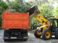 На Суворова и прилегающих улицах Керчи убирают спиленные ветки
