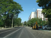 Новости » Общество: На Кирова в Керчи уложили второй слой асфальта по встречке от Кирова, 165 до супермаркета